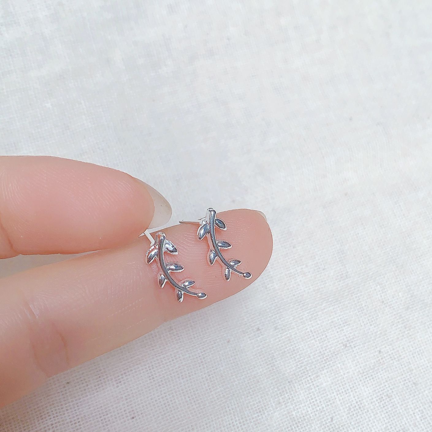 2025 New Style Earrings with a Unique Design, High-End Feel, Versatile for Everyday Wear, Fashionable Earrings Wholesale, Ear Studs for Women, Ear Cartilage Studs