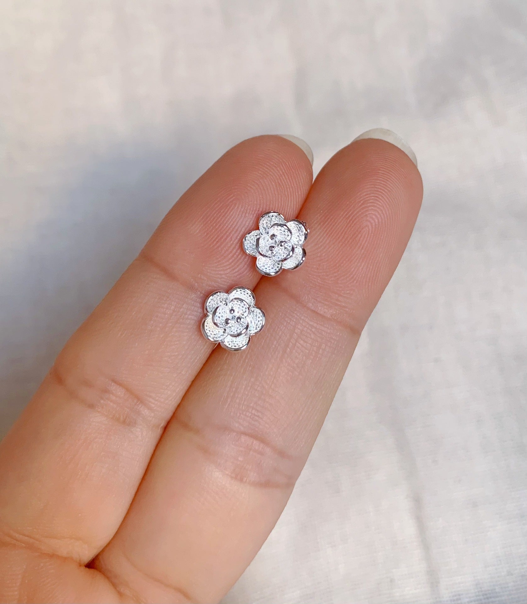 2025 New Style Earrings with a Unique Design, High-End Feel, Versatile for Everyday Wear, Fashionable Earrings Wholesale, Ear Studs for Women, Ear Cartilage Studs