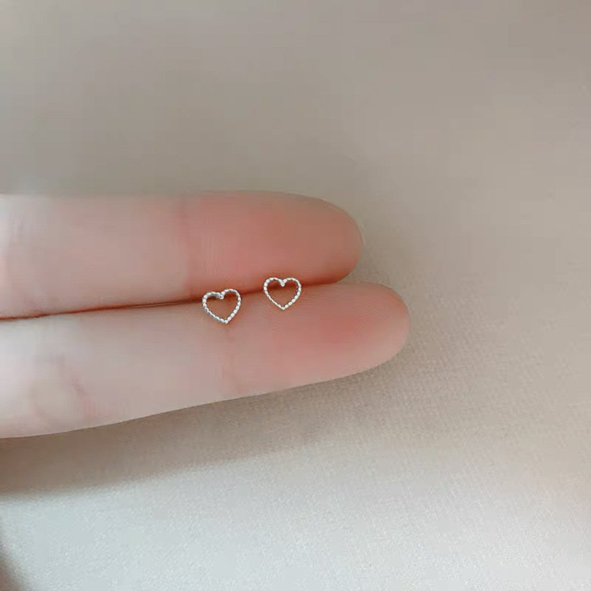 2025 New Style Earrings with a Unique Design, High-End Feel, Versatile for Everyday Wear, Fashionable Earrings Wholesale, Ear Studs for Women, Ear Cartilage Studs