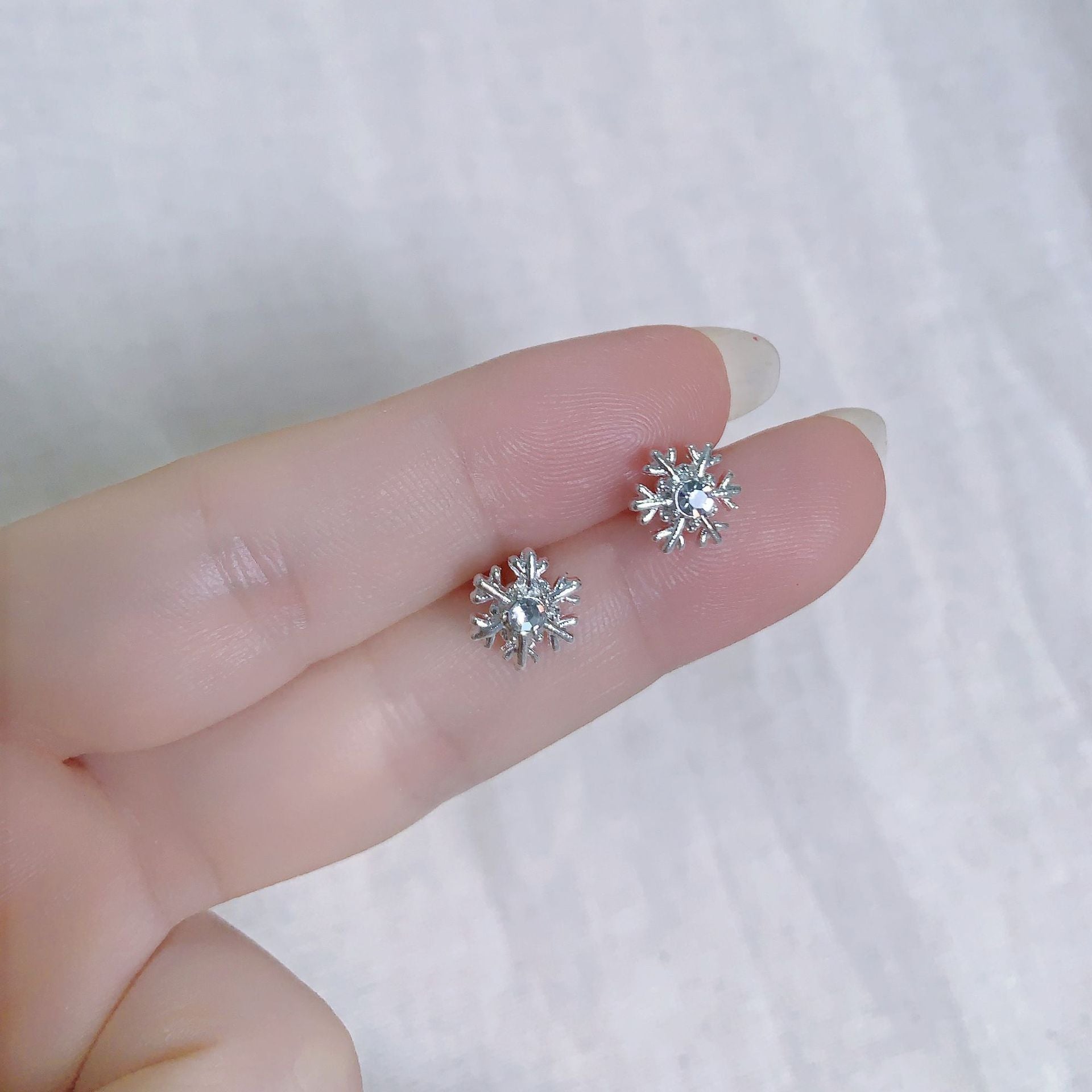 2025 New Style Earrings with a Unique Design, High-End Feel, Versatile for Everyday Wear, Fashionable Earrings Wholesale, Ear Studs for Women, Ear Cartilage Studs