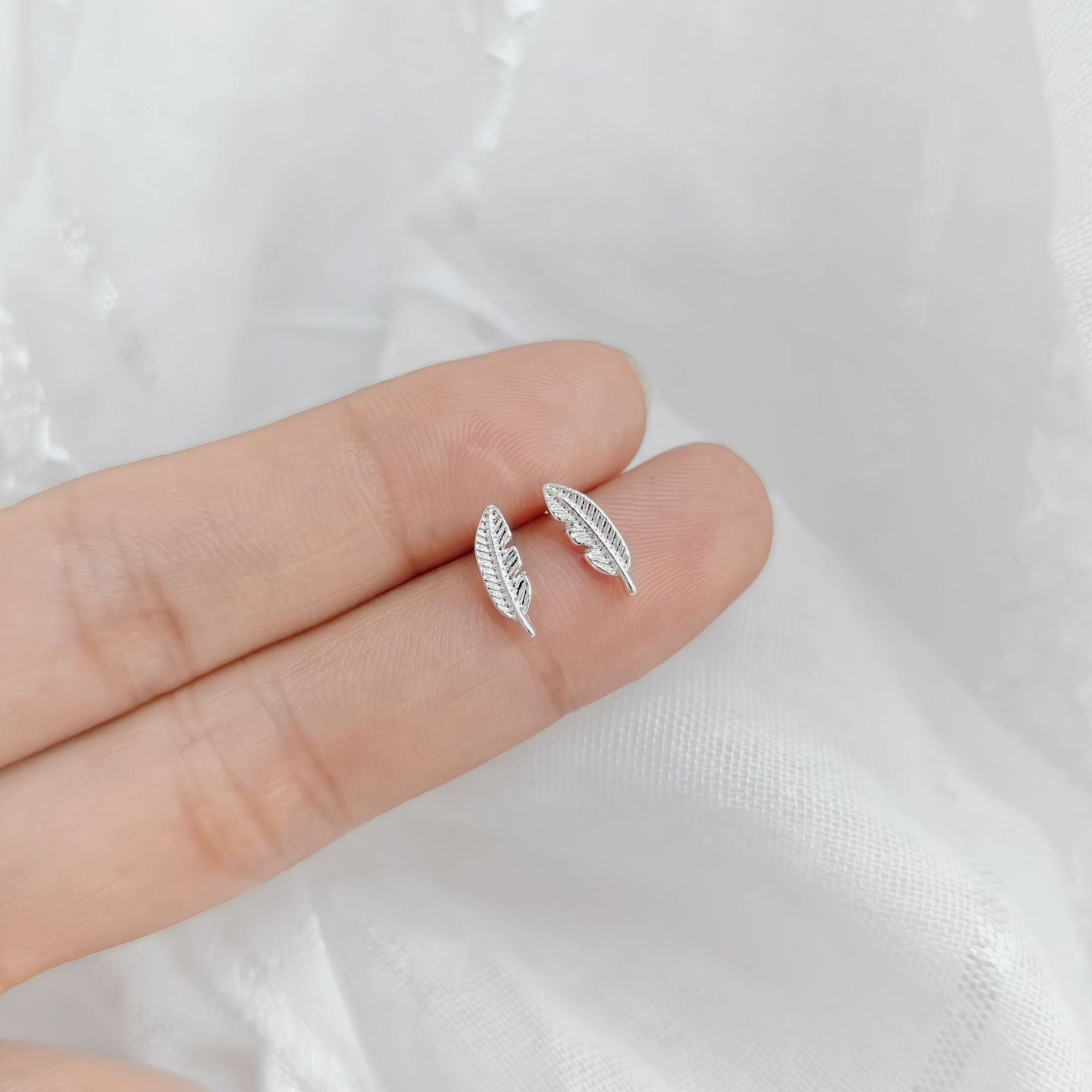 2025 New Style Earrings with a Unique Design, High-End Feel, Versatile for Everyday Wear, Fashionable Earrings Wholesale, Ear Studs for Women, Ear Cartilage Studs