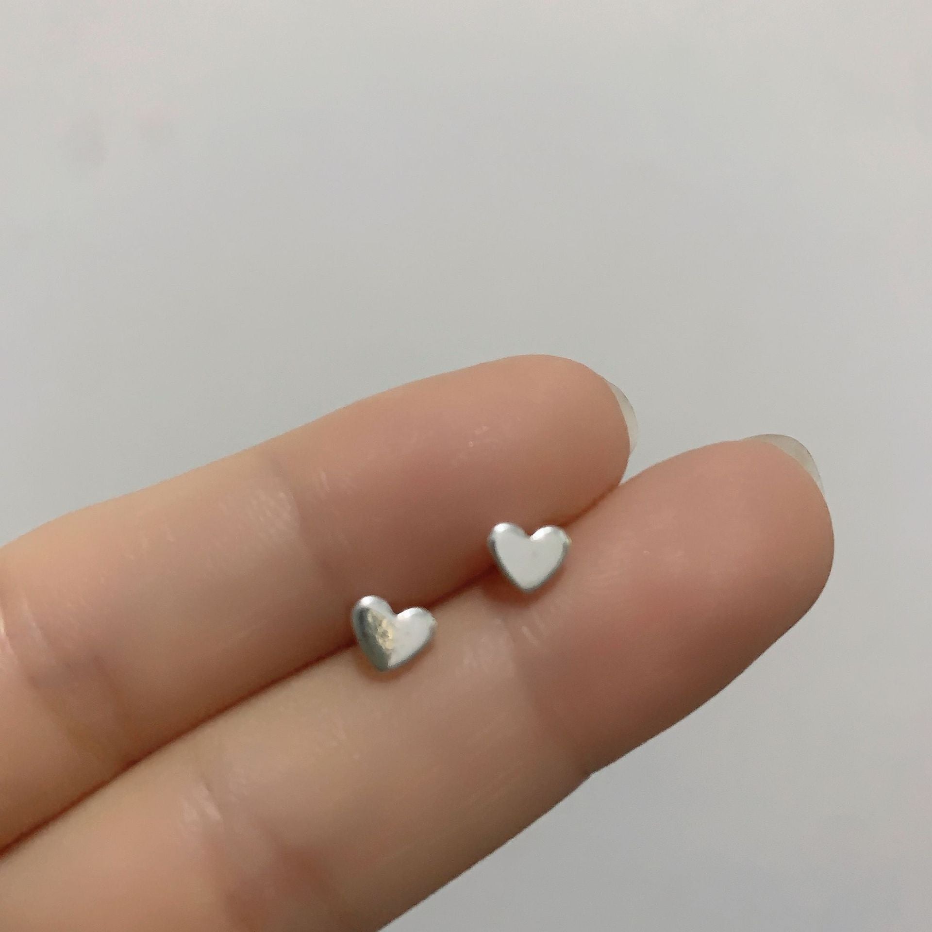2025 New Style Earrings with a Unique Design, High-End Feel, Versatile for Everyday Wear, Fashionable Earrings Wholesale, Ear Studs for Women, Ear Cartilage Studs