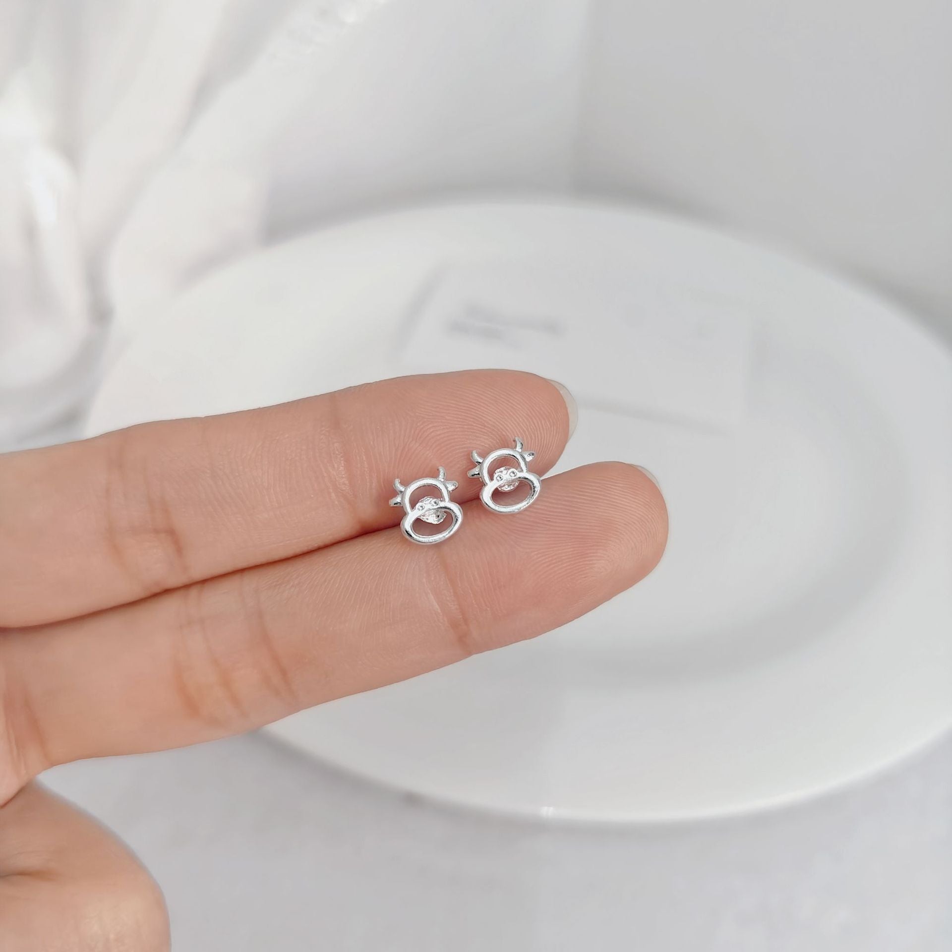 2025 New Style Earrings with a Unique Design, High-End Feel, Versatile for Everyday Wear, Fashionable Earrings Wholesale, Ear Studs for Women, Ear Cartilage Studs