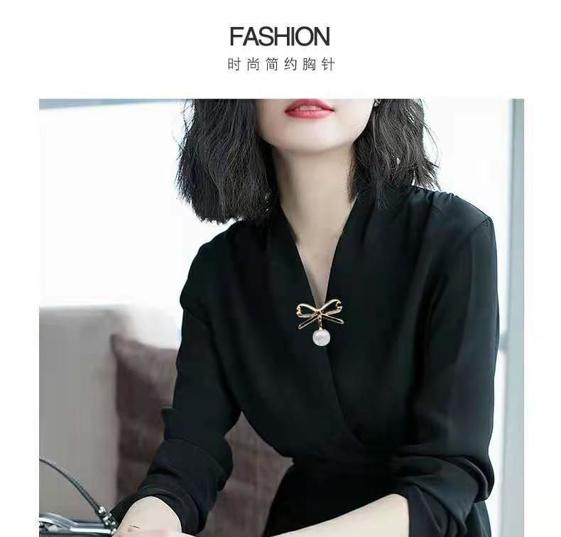 Fashionable Pearl Brooch, Anti-Exposure Accessory, Elegant Korean-Style Corsage, High-End Alloy Rhinestone Pin, Fixed Accessory