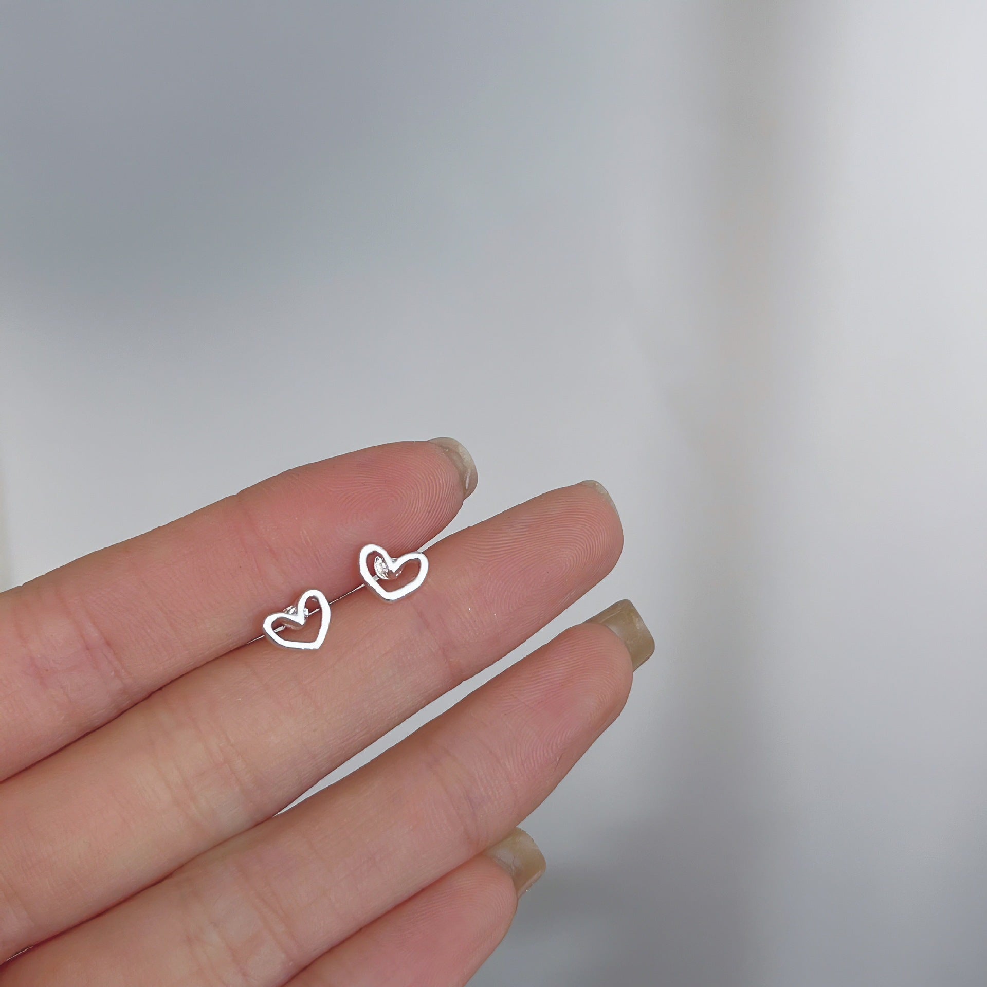 2025 New Style Earrings with a Unique Design, High-End Feel, Versatile for Everyday Wear, Fashionable Earrings Wholesale, Ear Studs for Women, Ear Cartilage Studs