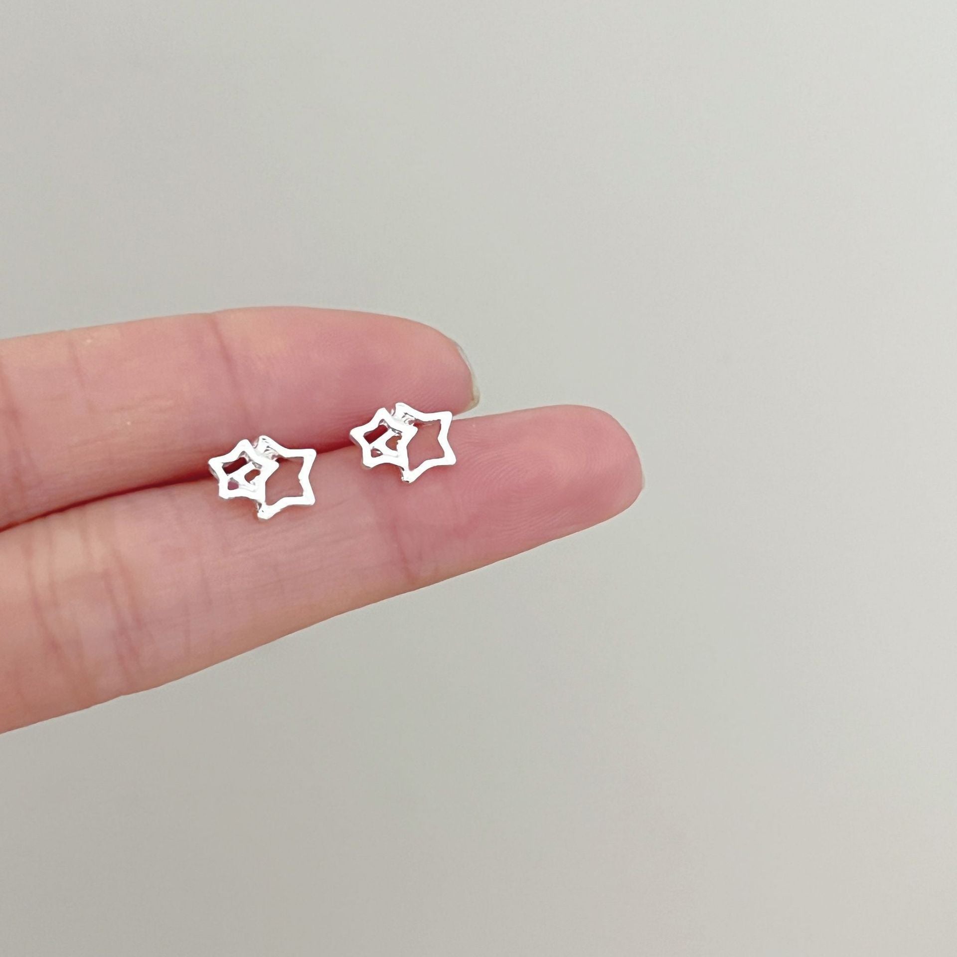 2025 New Style Earrings with a Unique Design, High-End Feel, Versatile for Everyday Wear, Fashionable Earrings Wholesale, Ear Studs for Women, Ear Cartilage Studs