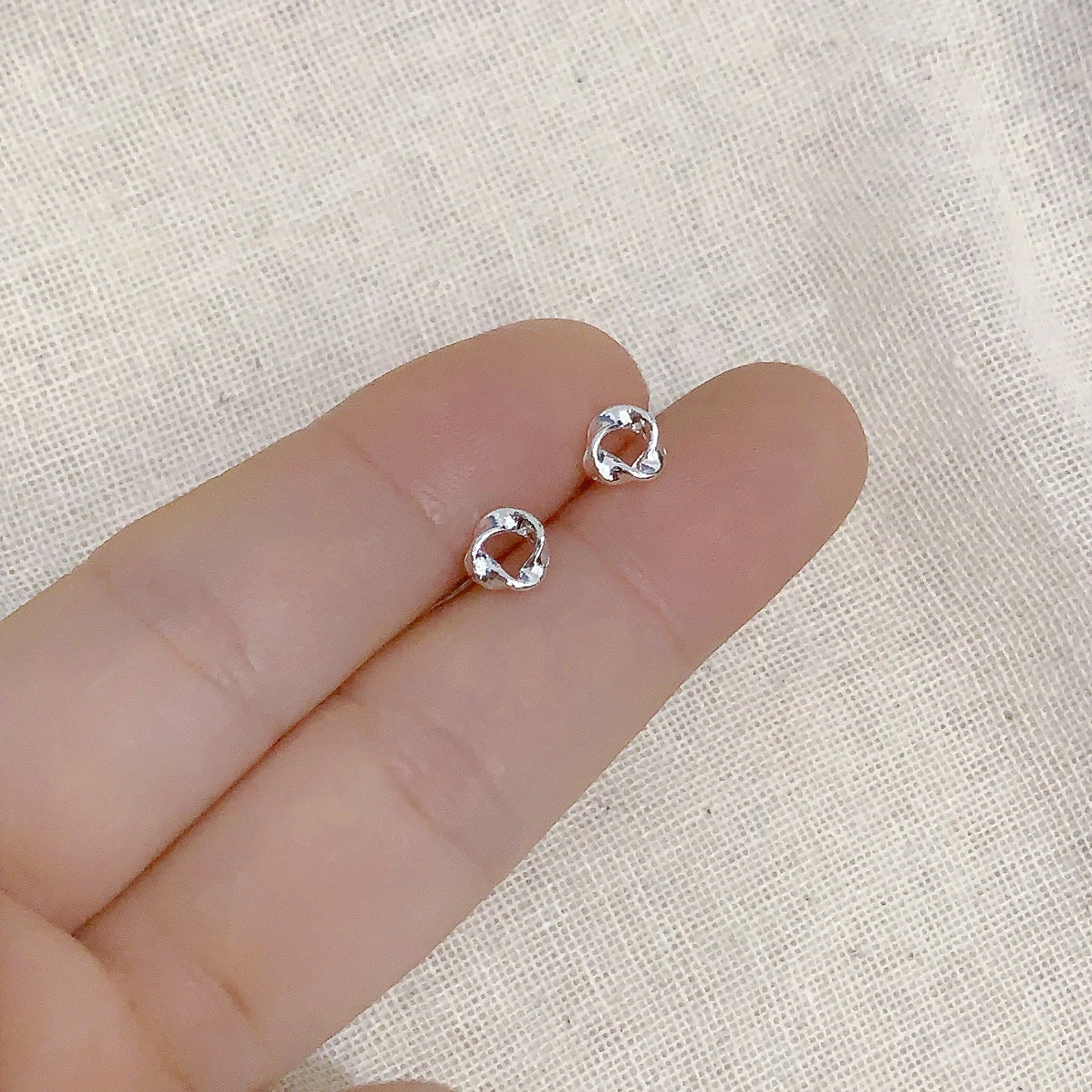 2025 New Style Earrings with a Unique Design, High-End Feel, Versatile for Everyday Wear, Fashionable Earrings Wholesale, Ear Studs for Women, Ear Cartilage Studs