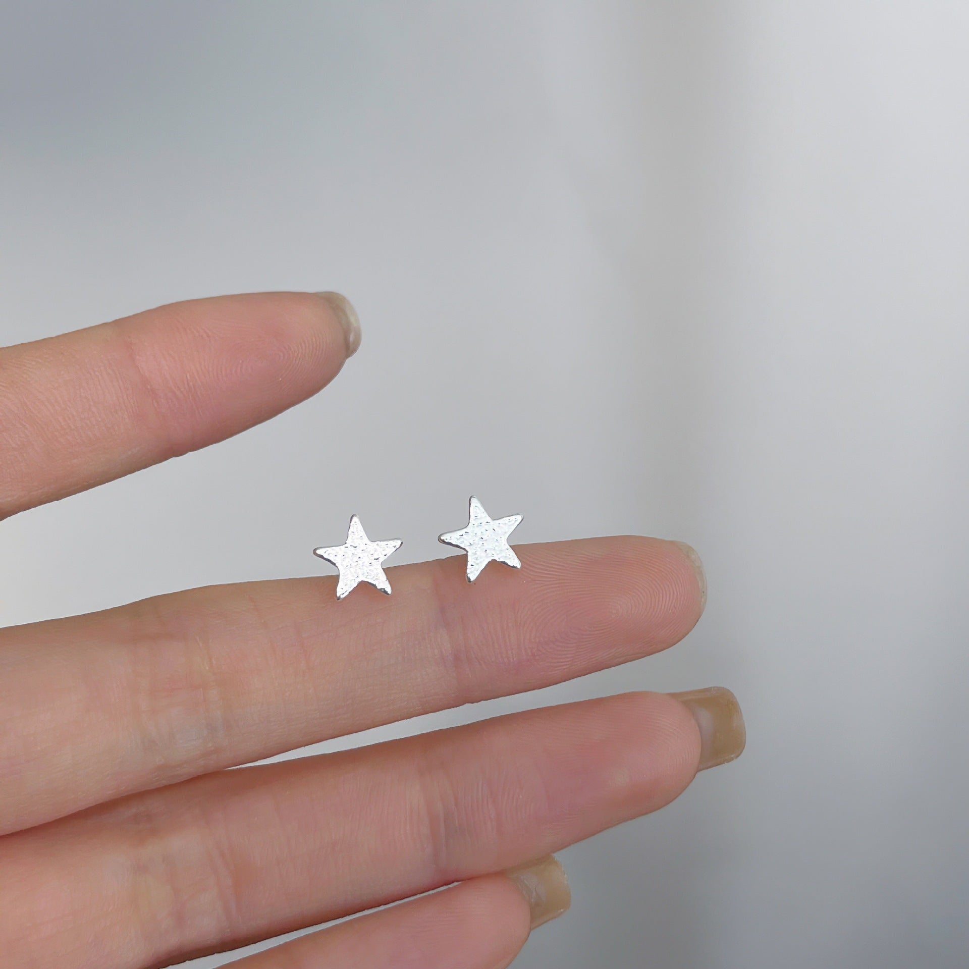 2025 New Style Earrings with a Unique Design, High-End Feel, Versatile for Everyday Wear, Fashionable Earrings Wholesale, Ear Studs for Women, Ear Cartilage Studs
