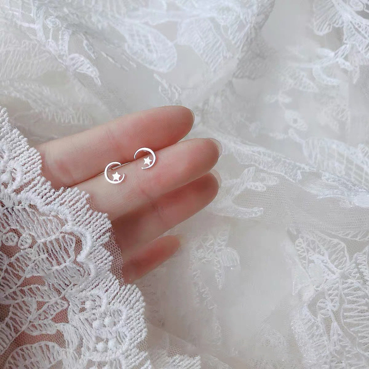 2025 New Style Earrings with a Unique Design, High-End Feel, Versatile for Everyday Wear, Fashionable Earrings Wholesale, Ear Studs for Women, Ear Cartilage Studs