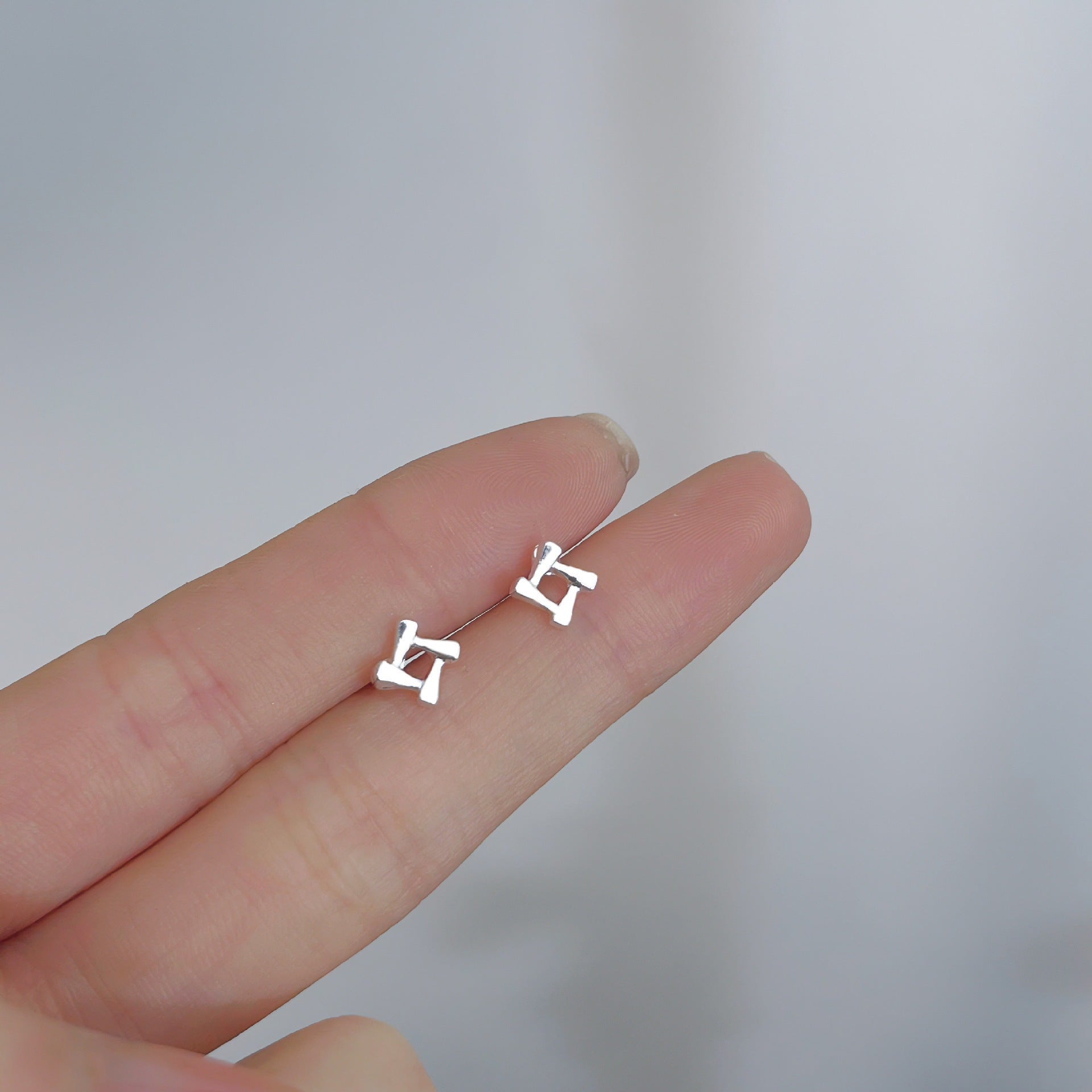 2025 New Style Earrings with a Unique Design, High-End Feel, Versatile for Everyday Wear, Fashionable Earrings Wholesale, Ear Studs for Women, Ear Cartilage Studs