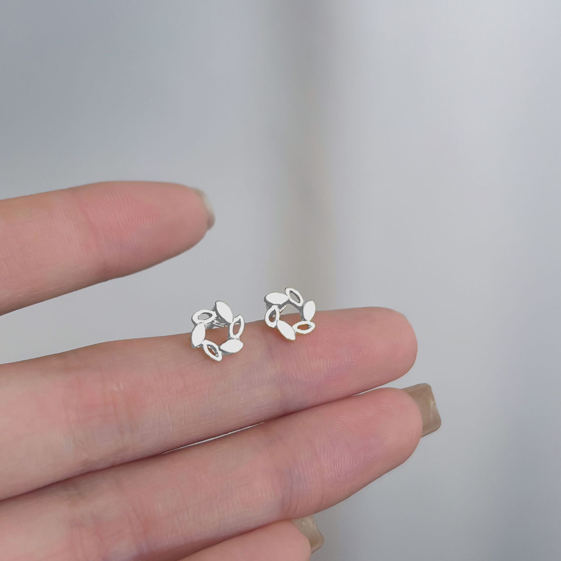 2025 New Style Earrings with a Unique Design, High-End Feel, Versatile for Everyday Wear, Fashionable Earrings Wholesale, Ear Studs for Women, Ear Cartilage Studs