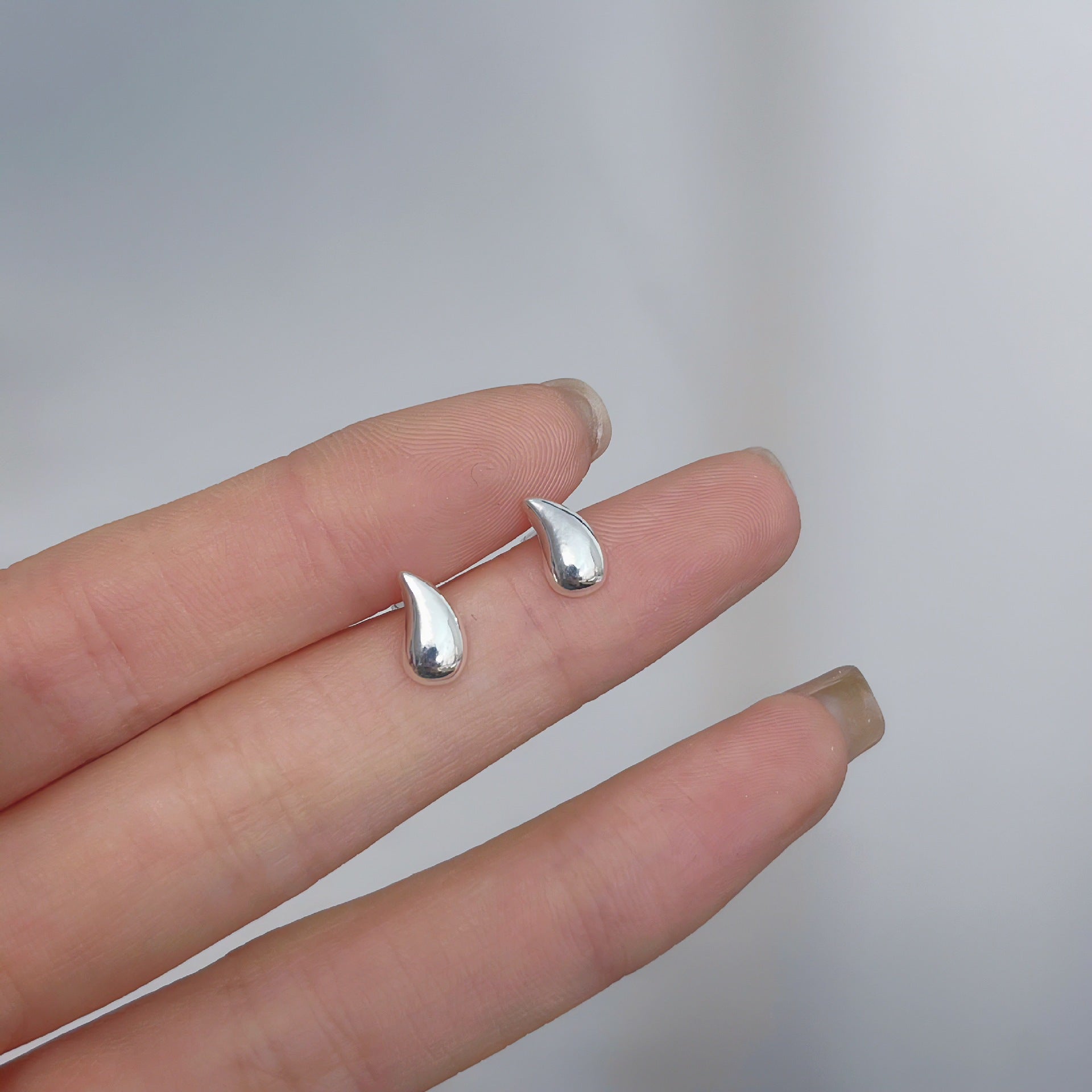 2025 New Style Earrings with a Unique Design, High-End Feel, Versatile for Everyday Wear, Fashionable Earrings Wholesale, Ear Studs for Women, Ear Cartilage Studs