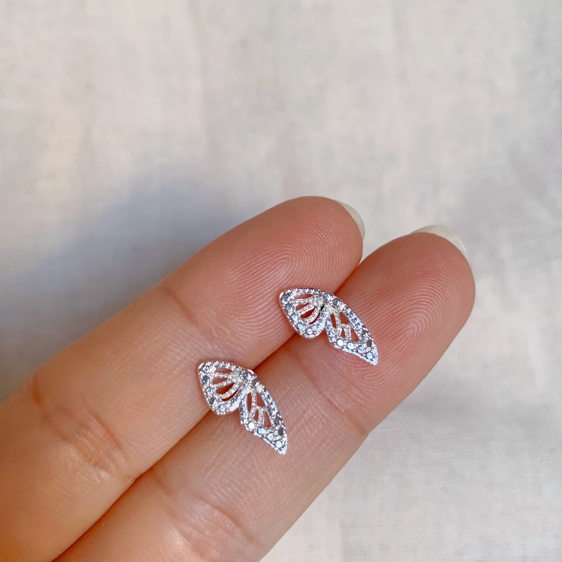 2025 New Style Earrings with a Unique Design, High-End Feel, Versatile for Everyday Wear, Fashionable Earrings Wholesale, Ear Studs for Women, Ear Cartilage Studs
