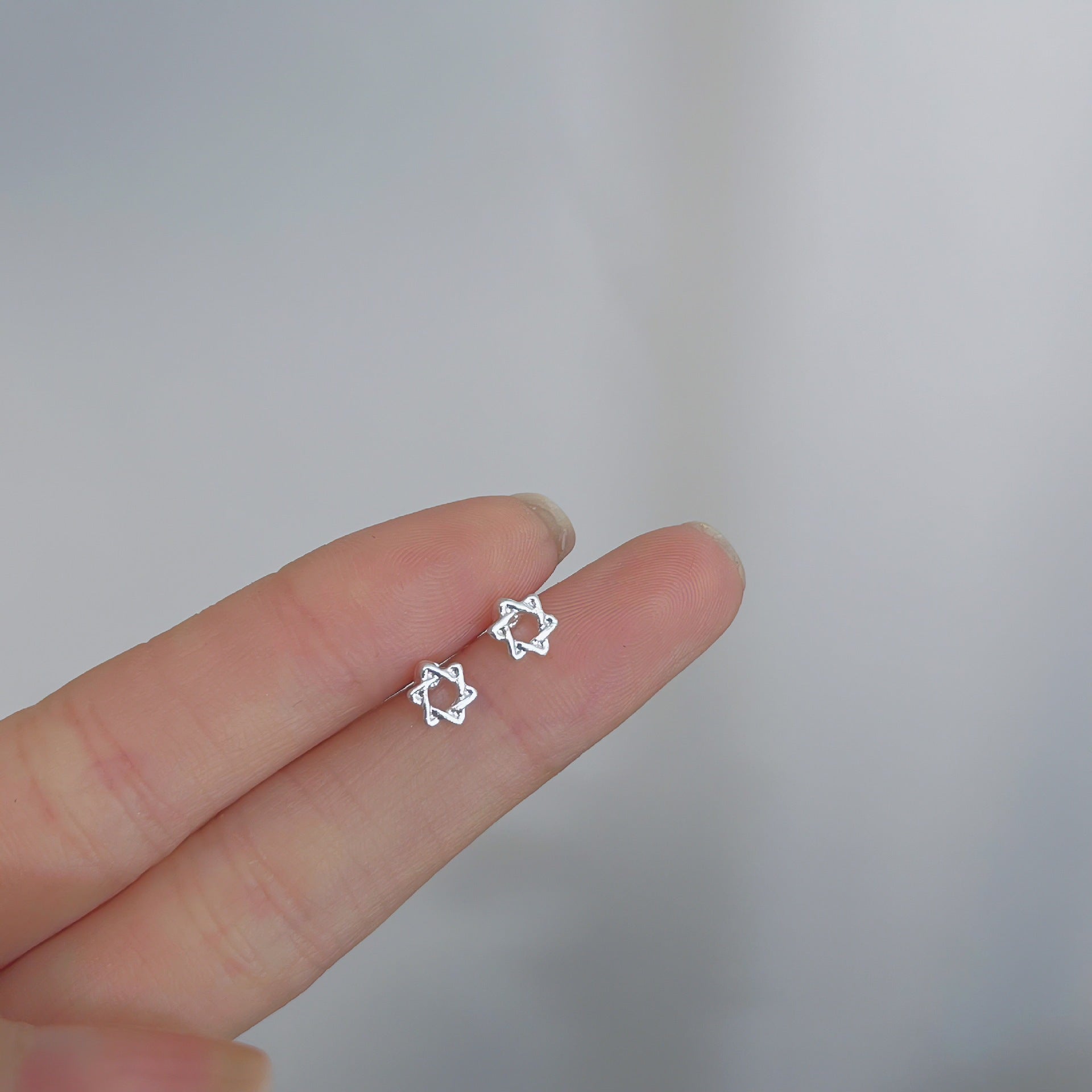 2025 New Style Earrings with a Unique Design, High-End Feel, Versatile for Everyday Wear, Fashionable Earrings Wholesale, Ear Studs for Women, Ear Cartilage Studs