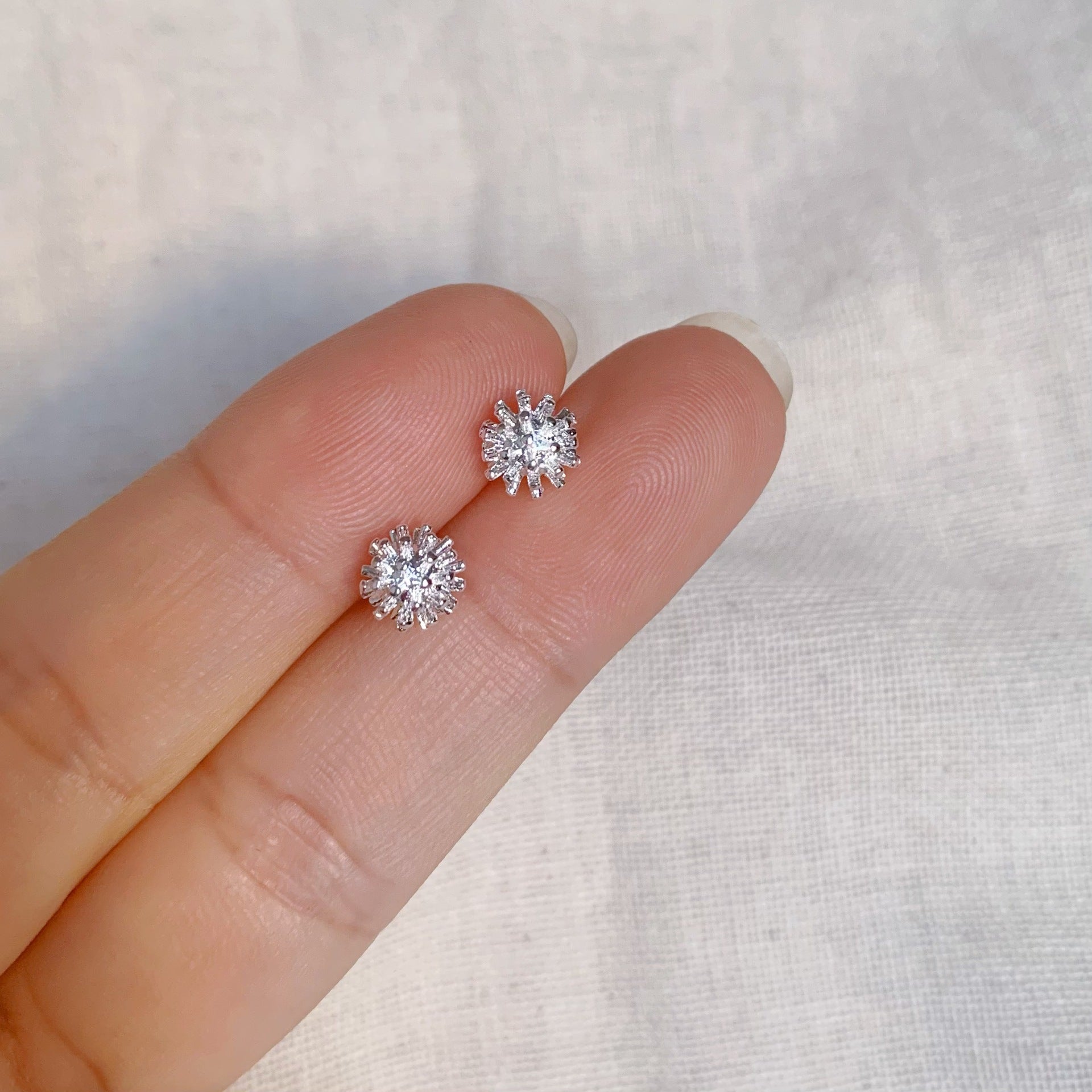2025 New Style Earrings with a Unique Design, High-End Feel, Versatile for Everyday Wear, Fashionable Earrings Wholesale, Ear Studs for Women, Ear Cartilage Studs