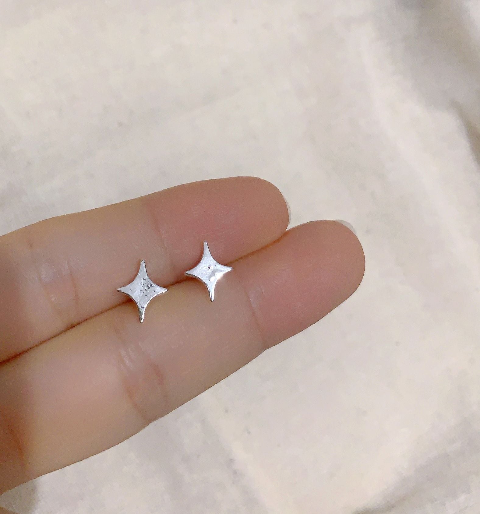 2025 New Style Earrings with a Unique Design, High-End Feel, Versatile for Everyday Wear, Fashionable Earrings Wholesale, Ear Studs for Women, Ear Cartilage Studs