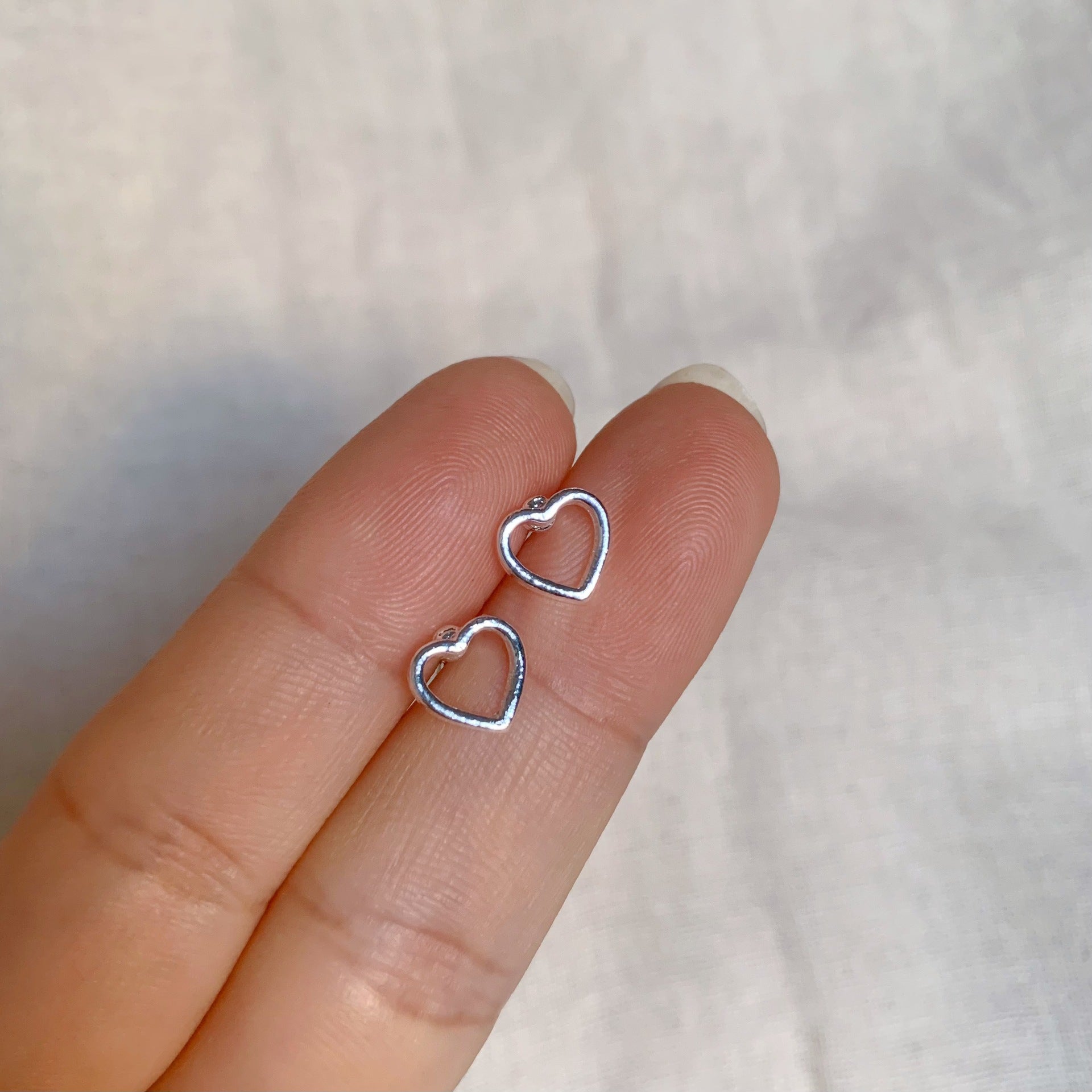 2025 New Style Earrings with a Unique Design, High-End Feel, Versatile for Everyday Wear, Fashionable Earrings Wholesale, Ear Studs for Women, Ear Cartilage Studs