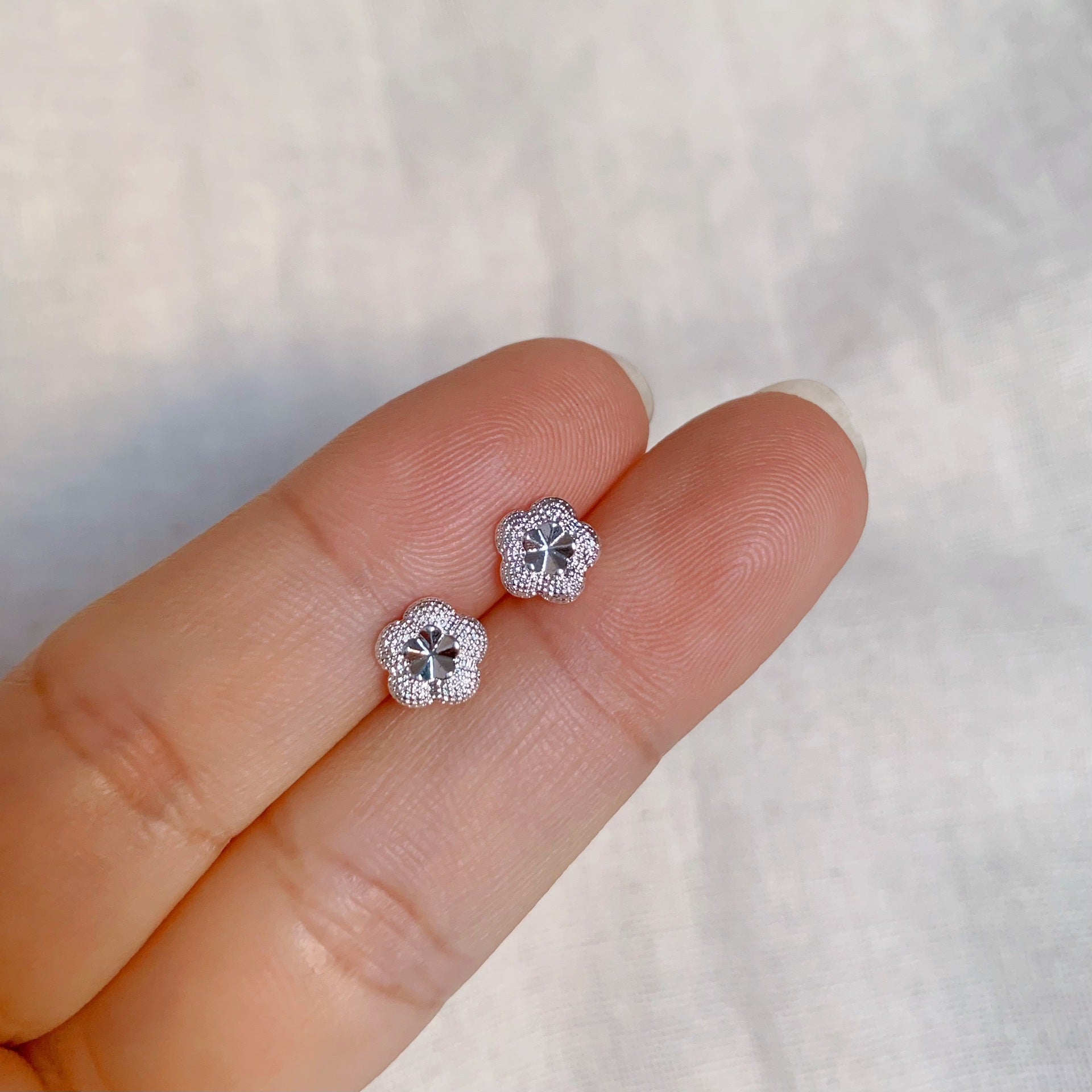 2025 New Style Earrings with a Unique Design, High-End Feel, Versatile for Everyday Wear, Fashionable Earrings Wholesale, Ear Studs for Women, Ear Cartilage Studs