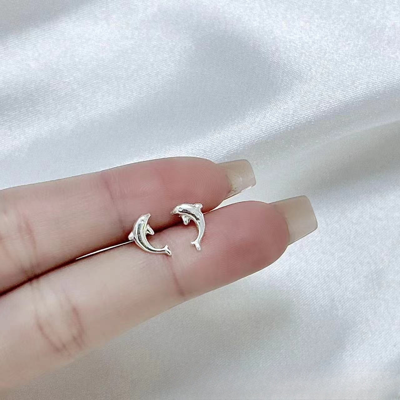 2025 New Style Earrings with a Unique Design, High-End Feel, Versatile for Everyday Wear, Fashionable Earrings Wholesale, Ear Studs for Women, Ear Cartilage Studs
