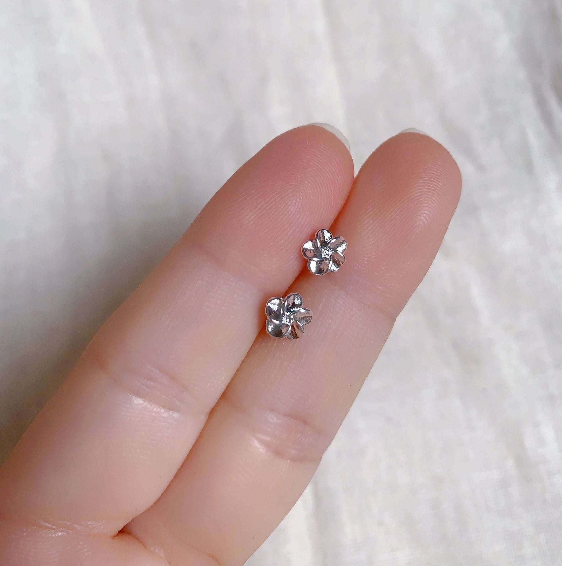 2025 New Style Earrings with a Unique Design, High-End Feel, Versatile for Everyday Wear, Fashionable Earrings Wholesale, Ear Studs for Women, Ear Cartilage Studs