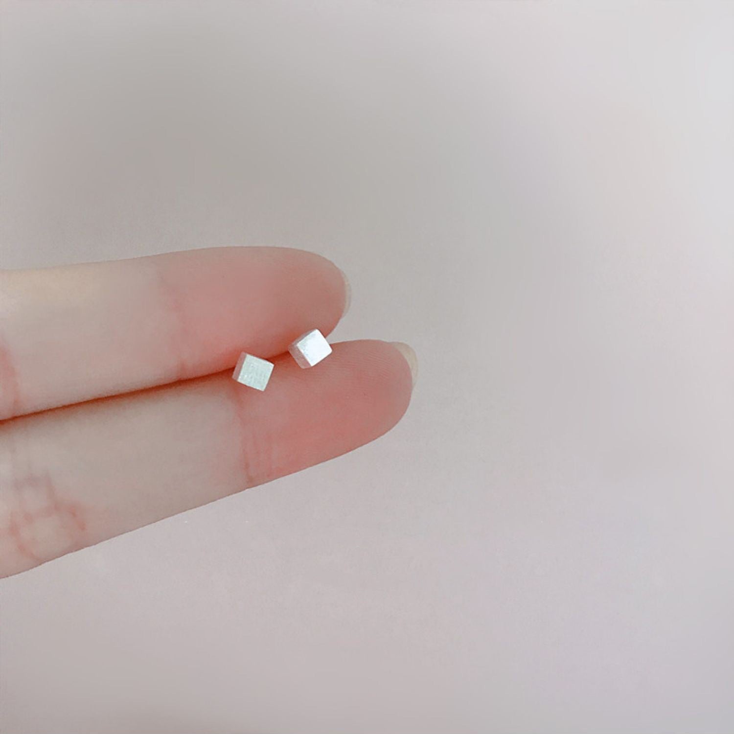 2025 New Style Earrings with a Unique Design, High-End Feel, Versatile for Everyday Wear, Fashionable Earrings Wholesale, Ear Studs for Women, Ear Cartilage Studs