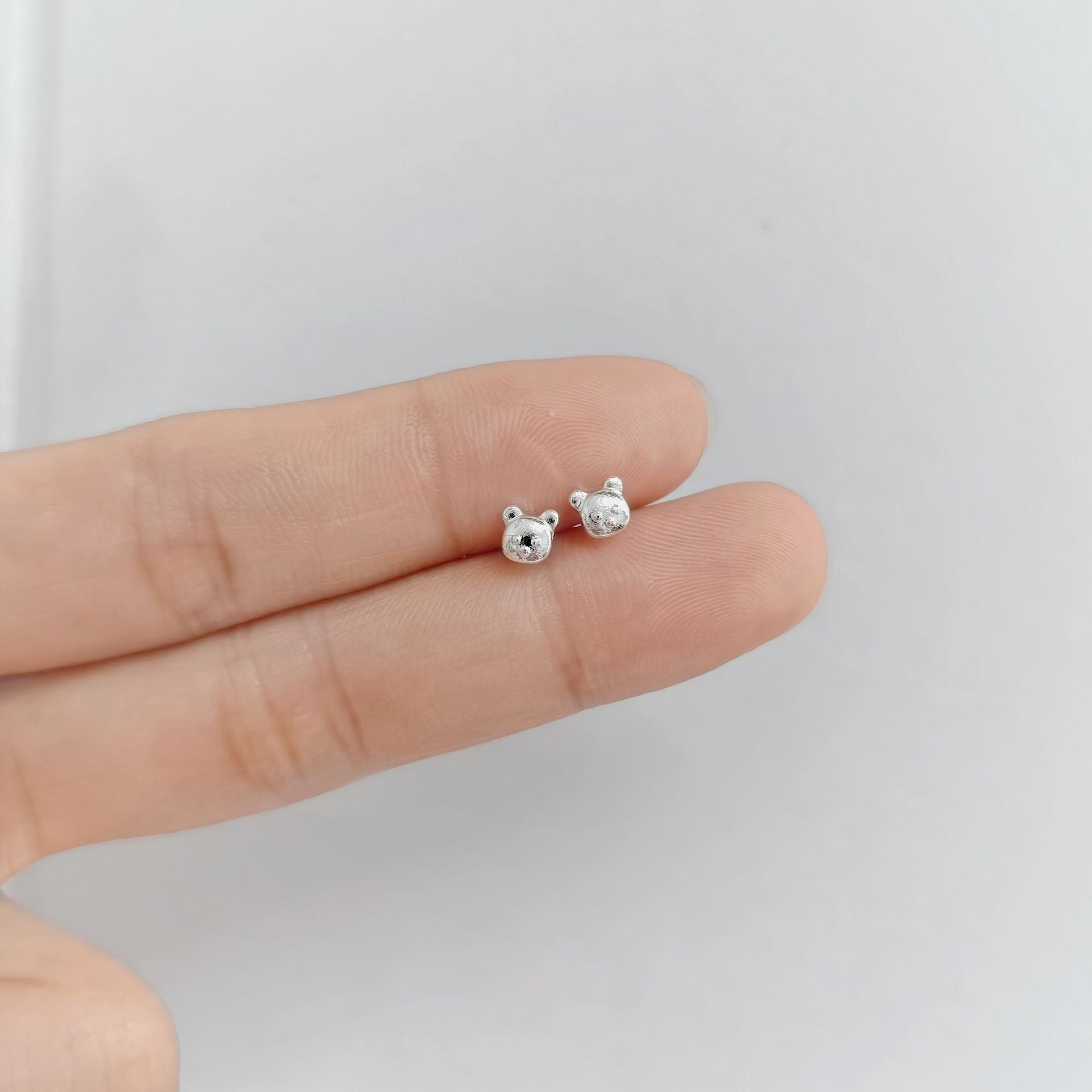 2025 New Style Earrings with a Unique Design, High-End Feel, Versatile for Everyday Wear, Fashionable Earrings Wholesale, Ear Studs for Women, Ear Cartilage Studs