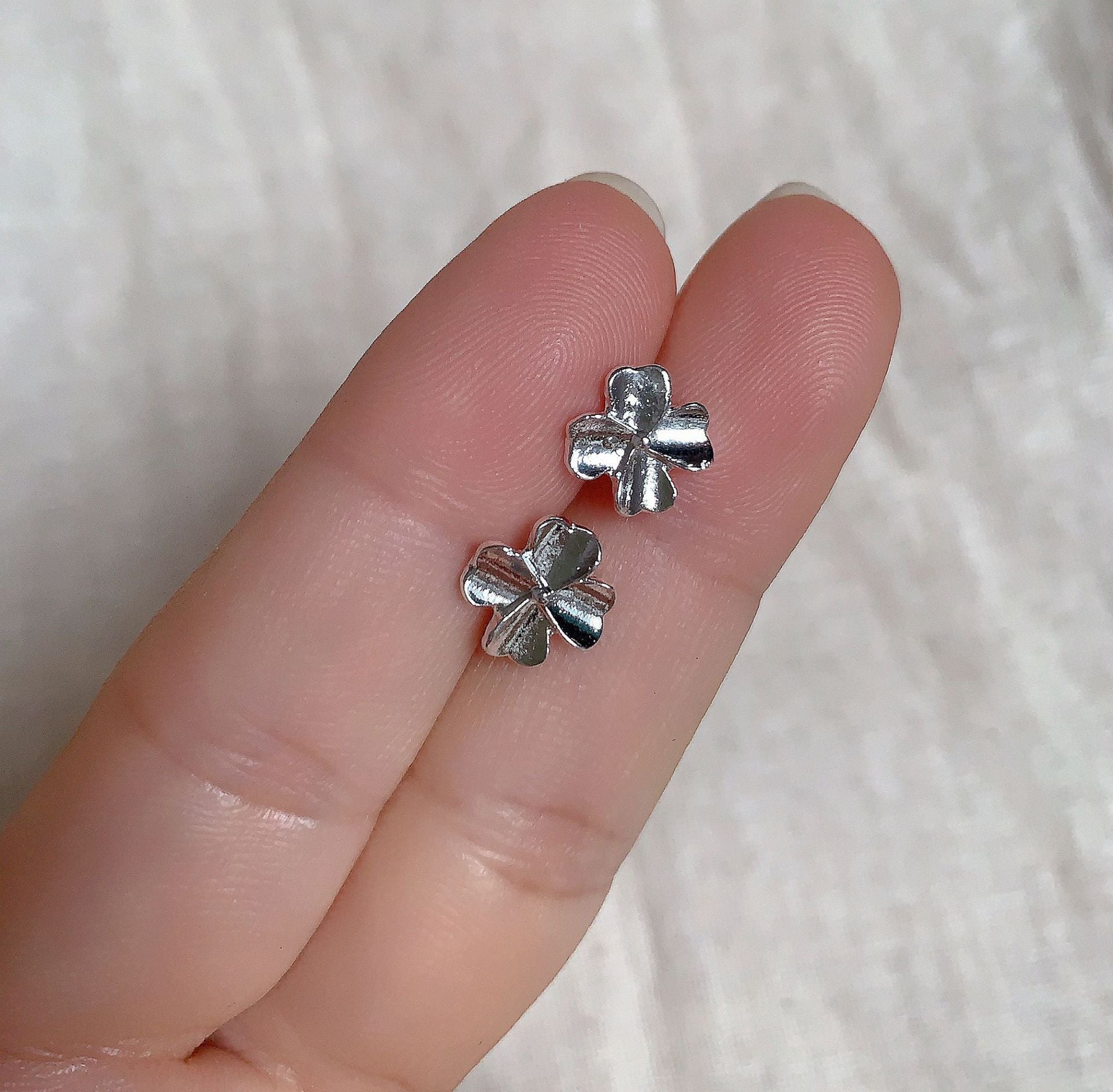 2025 New Style Earrings with a Unique Design, High-End Feel, Versatile for Everyday Wear, Fashionable Earrings Wholesale, Ear Studs for Women, Ear Cartilage Studs